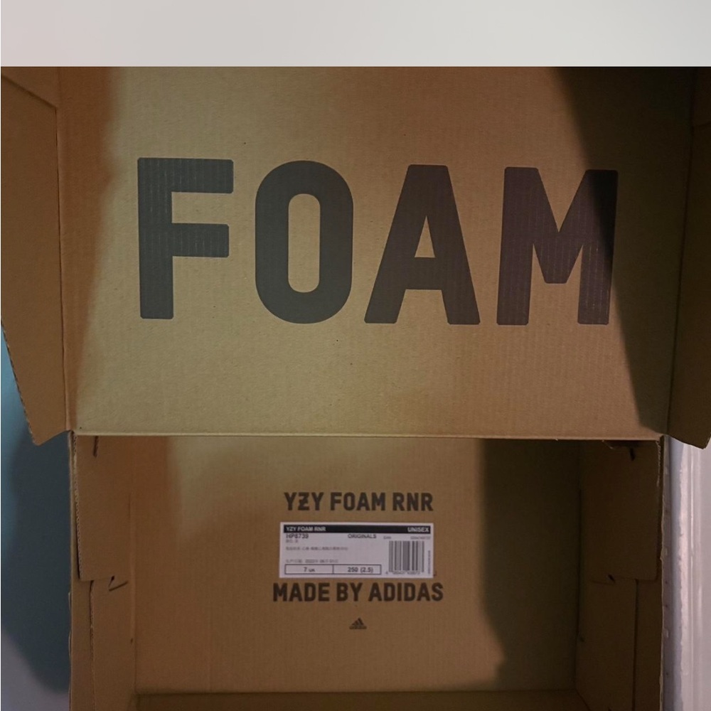 Adidas YZY Foam RNR Box - Picture 5 of 6